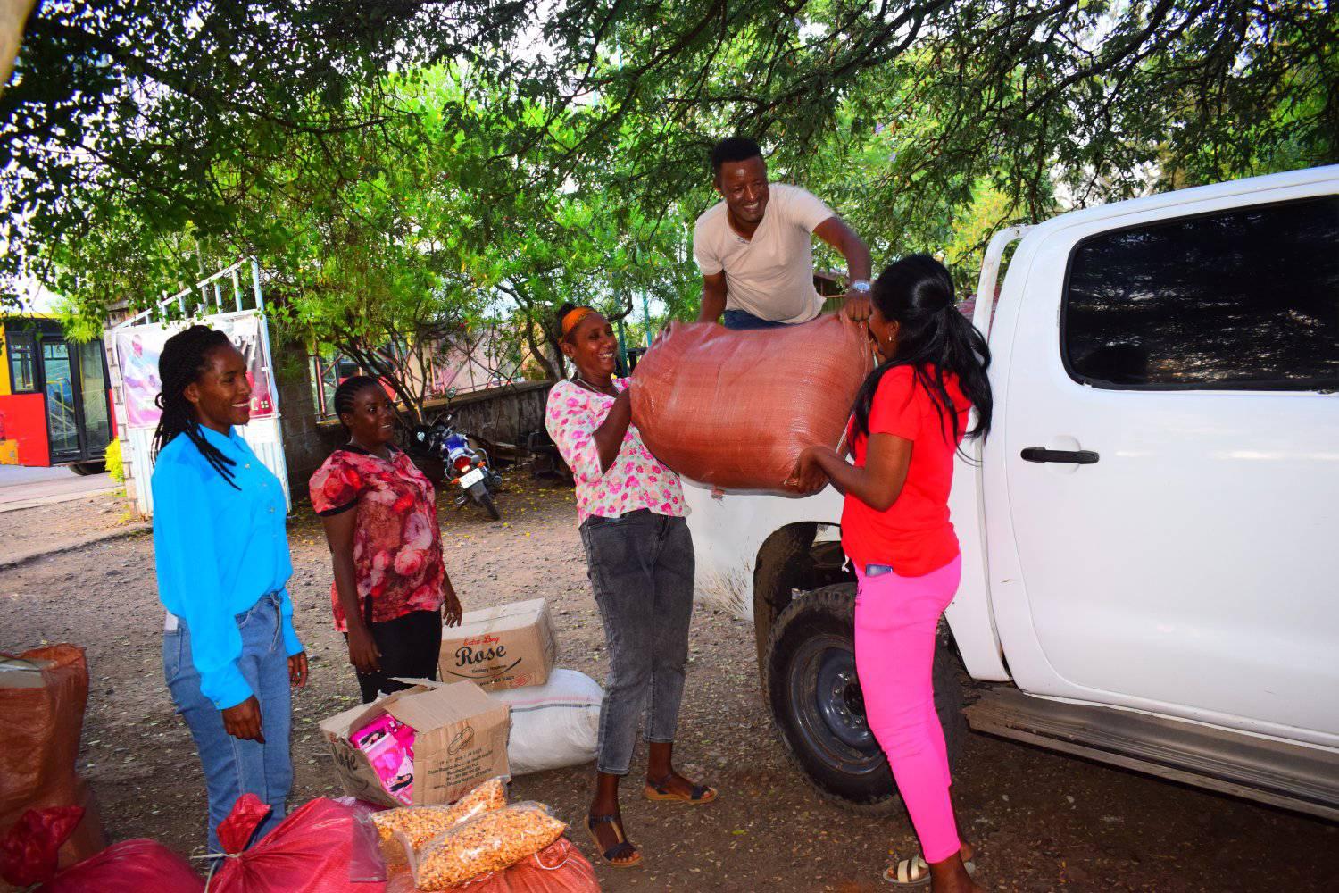 የአርባምንጭ ከተማ ሴቶች ከ100,000 / አንድ መቶ ሺህ/ ብር በላይ አሰባስበው ለጀግናው ሀገር መከላከያ ሠራዊት ድጋፍ ስንቅ በማዘጋጀት አጋርነታቸውን አሳዩ።